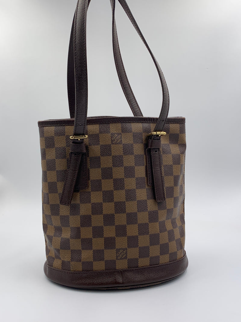 ViaAnabel - Simple yet stylish, this Marais bucket bag is by Louis Vuitton.  Crafted from their Damier Ebene canvas. The shape of the bag gives the  creation an edge and makes it